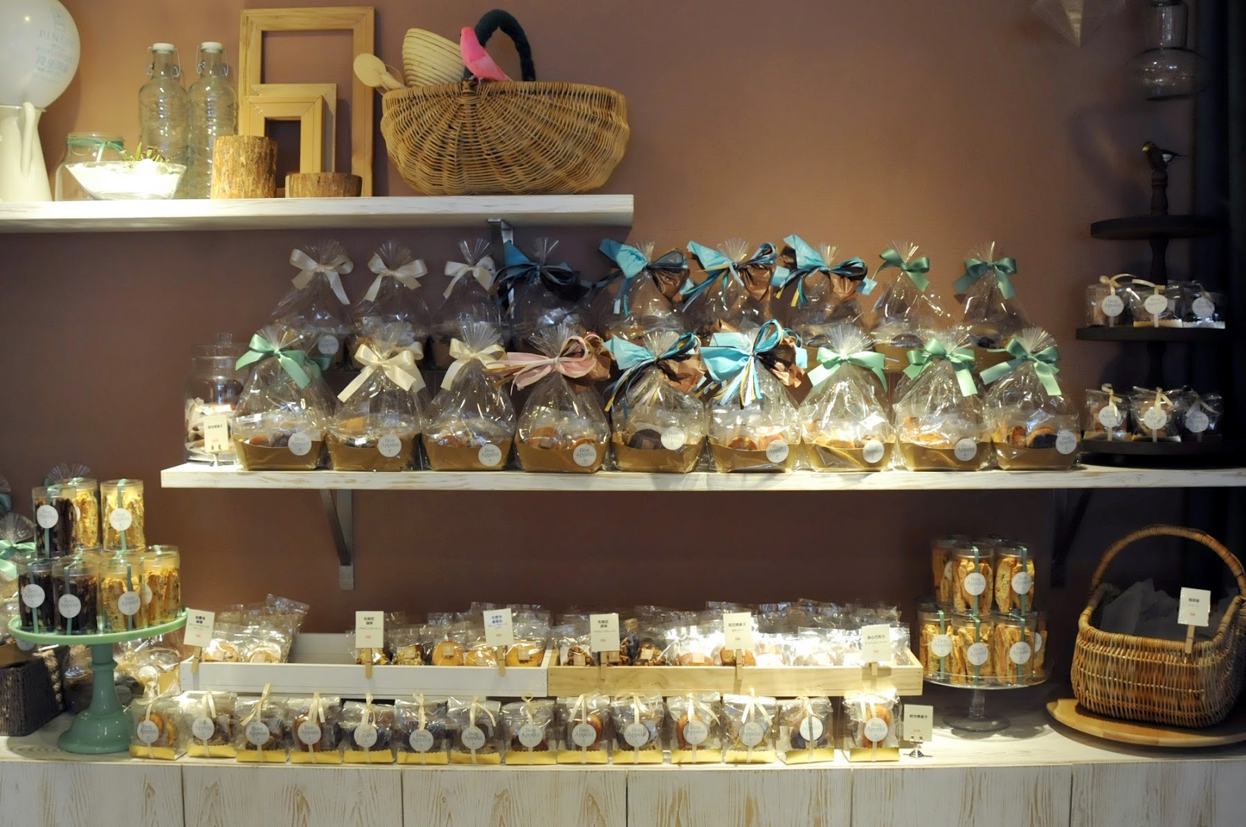 PINÈDE 彼內朵忠孝店常溫甜點與伴手禮陳列