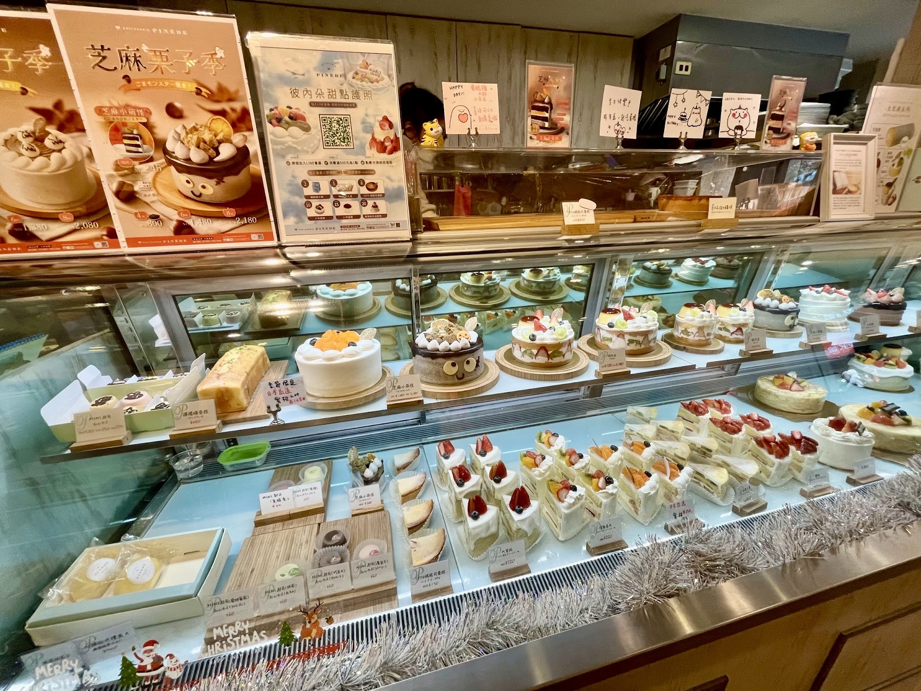 PINÈDE 彼內朵忠孝店蛋糕櫃與多款甜點